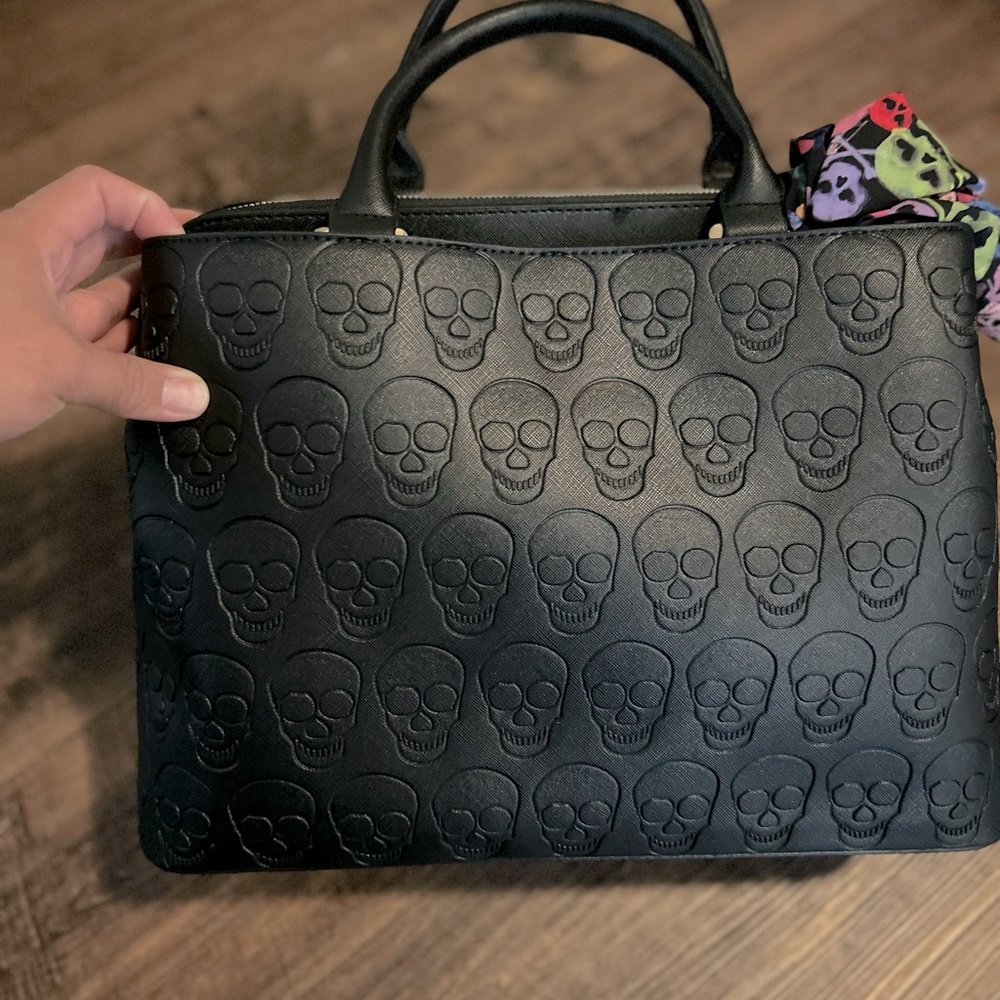 Betsey Johnson skull purse 💀